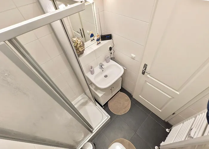 Helles Geraeumiges - 10 Min Zur Neustadt - Privatparkplatz *