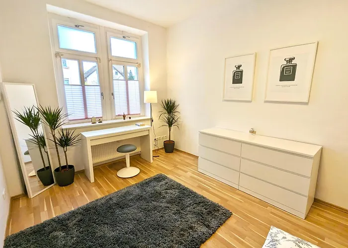 Helles Geraeumiges - 10 Min Zur Neustadt - Privatparkplatz *