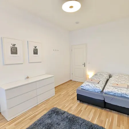 アパート Ruhige 65 Qm Mit Balkon & Parkplatz - 10 Min Neustadt ドレスデン