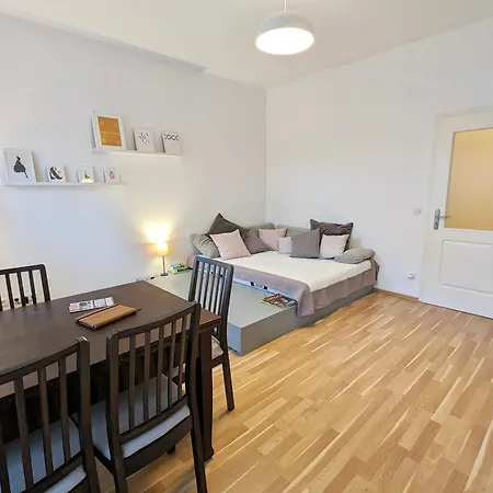 Ruhige 65 Qm Mit Balkon & Parkplatz - 10 Min Neustadt アパート *