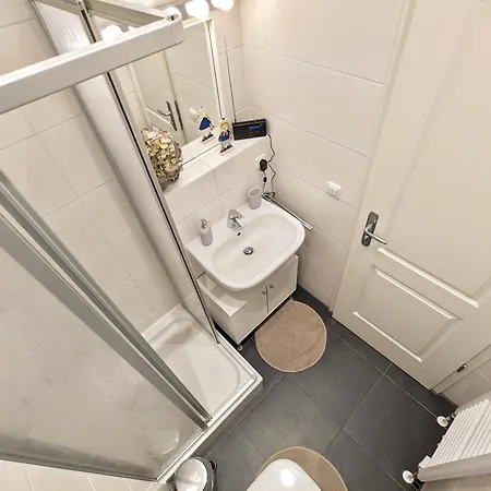 Ruhige 65 Qm Mit Balkon & Parkplatz - 10 Min Neustadt *