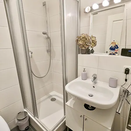 Ruhige 65 Qm Mit Balkon & Parkplatz - 10 Min Neustadt Διαμέρισμα