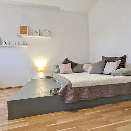 Ruhige 65 Qm Mit Balkon & Parkplatz - 10 Min Neustadt * Dresden