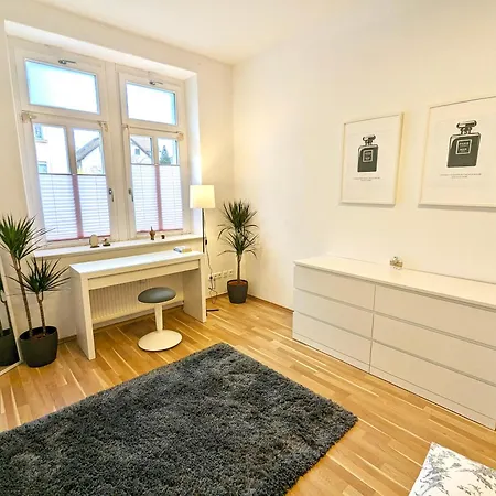 Ruhige 65 Qm Mit Balkon & Parkplatz - 10 Min Neustadt *