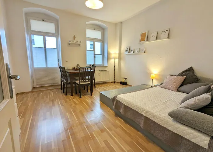 Ruhige 65 Qm Mit Balkon & Parkplatz - 10 Min Neustadt Διαμέρισμα