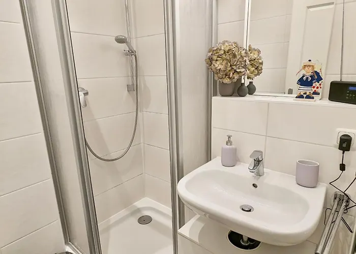 Ruhige 65 Qm Mit Balkon & Parkplatz - 10 Min Neustadt アパート