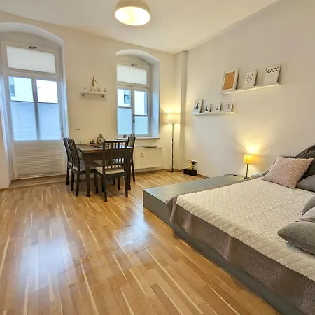 Ruhige 65 Qm Mit Balkon & Parkplatz - 10 Min Neustadt Διαμέρισμα