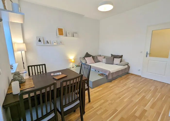 Διαμέρισμα Ruhige 65 Qm Mit Balkon & Parkplatz - 10 Min Neustadt