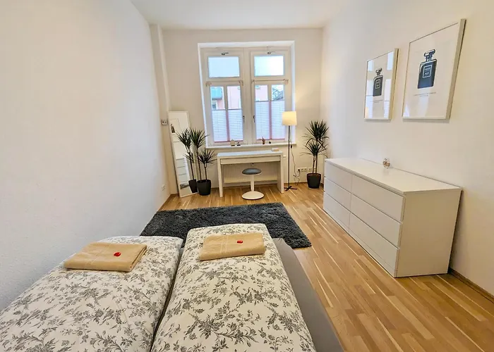Διαμέρισμα Ruhige 65 Qm Mit Balkon & Parkplatz - 10 Min Neustadt